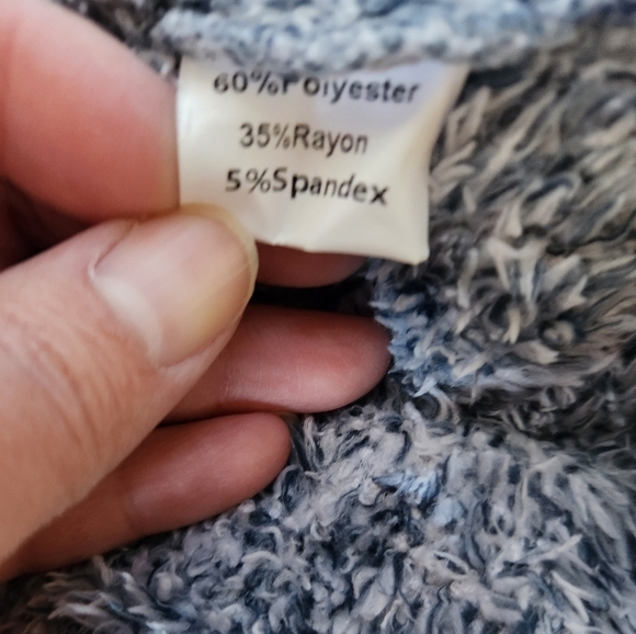 Fuzzy sweater - Picture 6 of 10